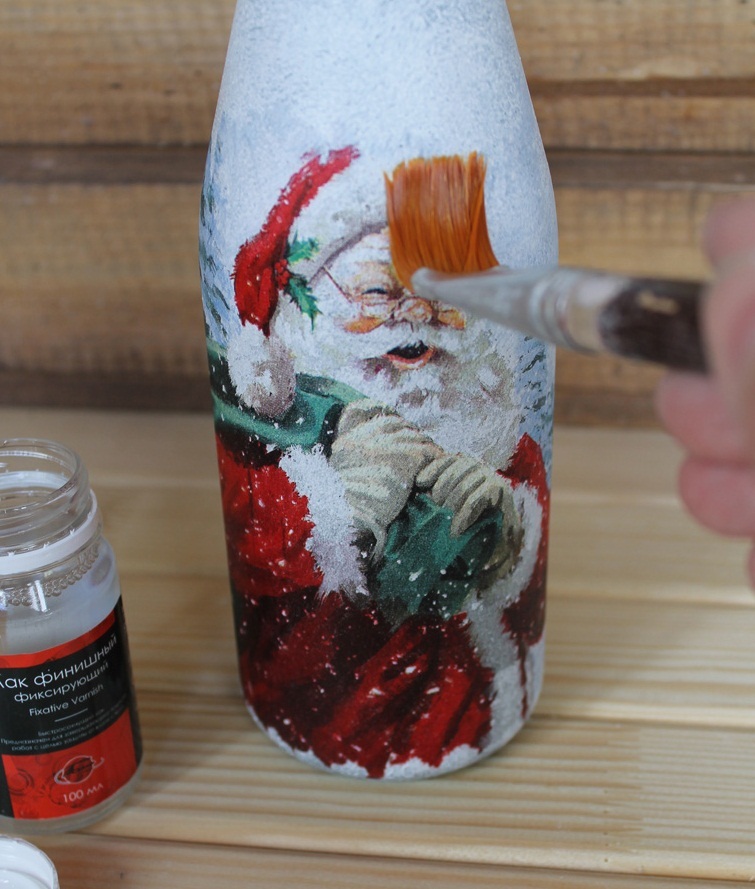 Cover the bottle at the end of the decoupage with varnish