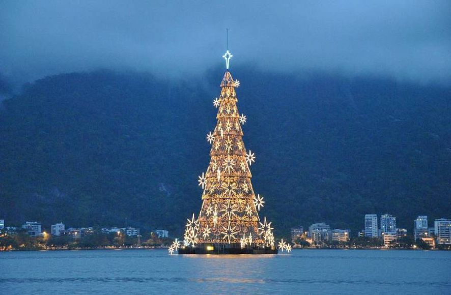 Der höchste Weihnachtsbaum auf dem Wasser