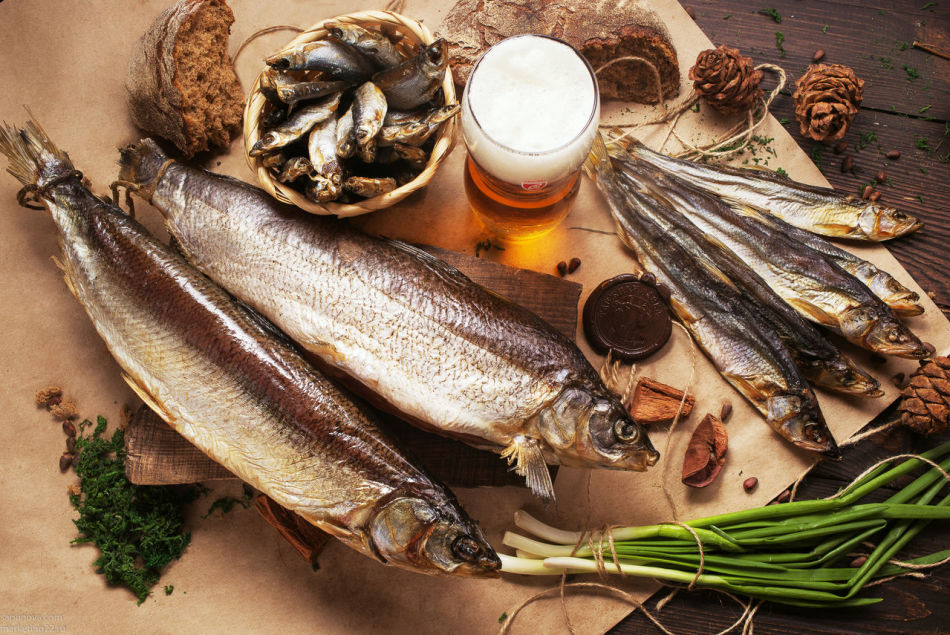 Bouquet horizontal de vobla, de brème, de tampon et d'autres poissons séchés: nous ramassons du poisson