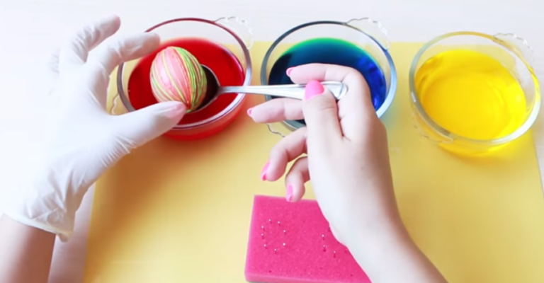 Painting eggs using elastic bands for money