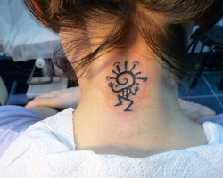 Ženska tetovaža na zadnji strani glave: pomen, ideje, primeri, skice. Fotografska tetovaža na hrbtni strani žensk, dekleta