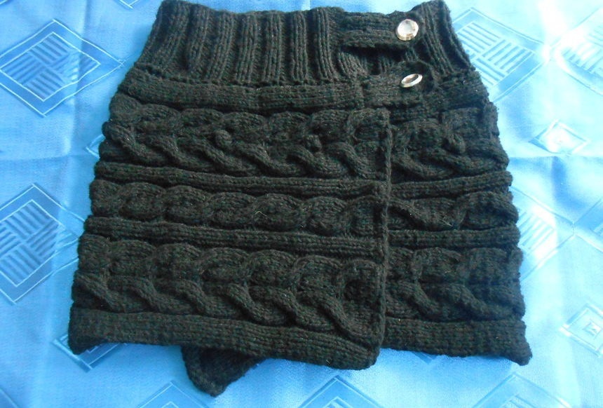 Mini jupe prête reliée par des aiguilles à tricot dans la direction transversale