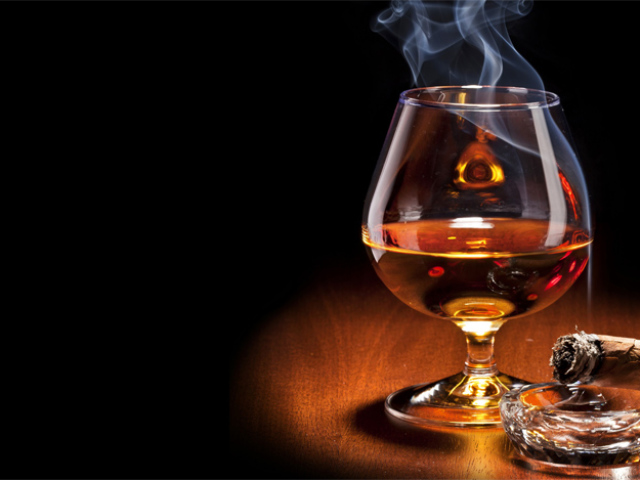 Brandy et Cognac: Quelle est la différence, quel est le meilleur? 5 Différences entre Brandy et Cognac: Description. Que signifient les étoiles de Brandy Cognac?