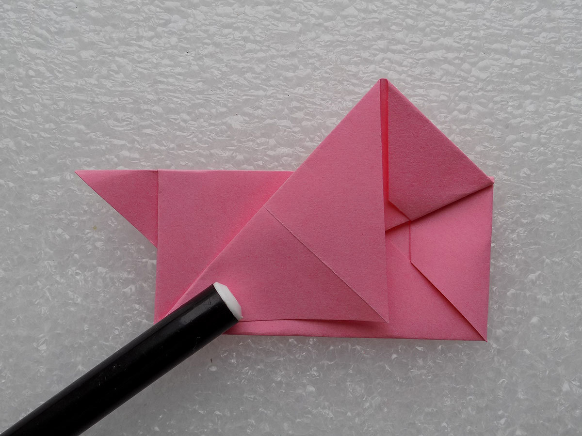 Fold the paper for crafts diagonal in this way