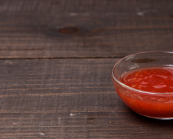 Gorloder: Une délicieuse recette pointue en tomates rouges et vertes avec de l'ail et du raifort, des carottes, du poivron pour l'hiver. Comment sauver un throater pour l'hiver?