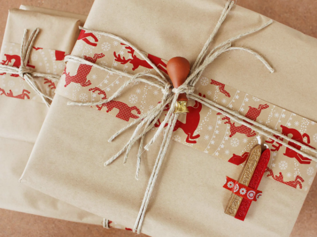 Как красиво и оригинально запаковать нестандартный подарок в подарочную бумагу: пошаговые инструкции, видео