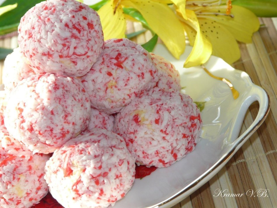 Beautifully decorated balls of crab sticks