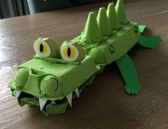 Поделка-крокодил из упаковки из-под яиц
