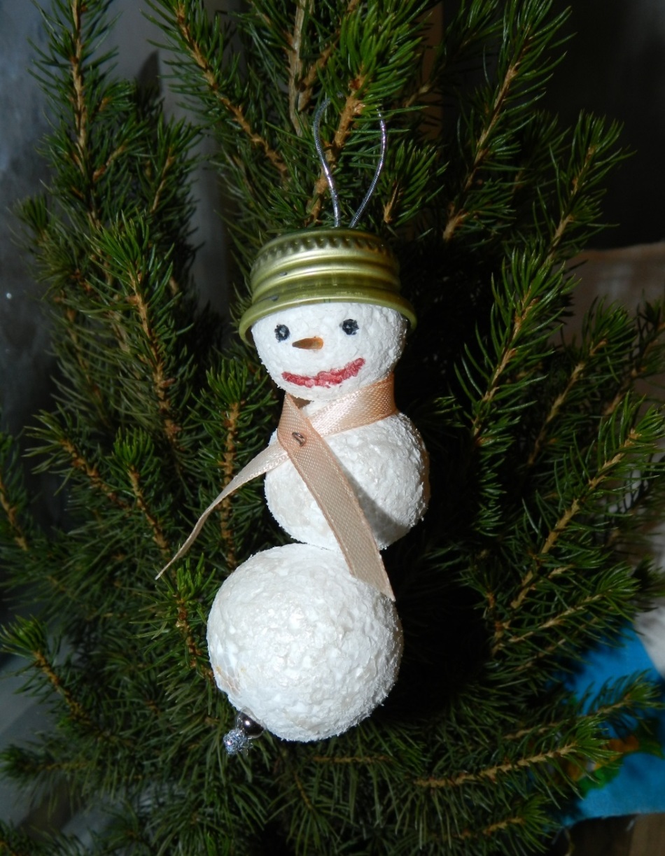 Gluing several balls and their decor for a snowman