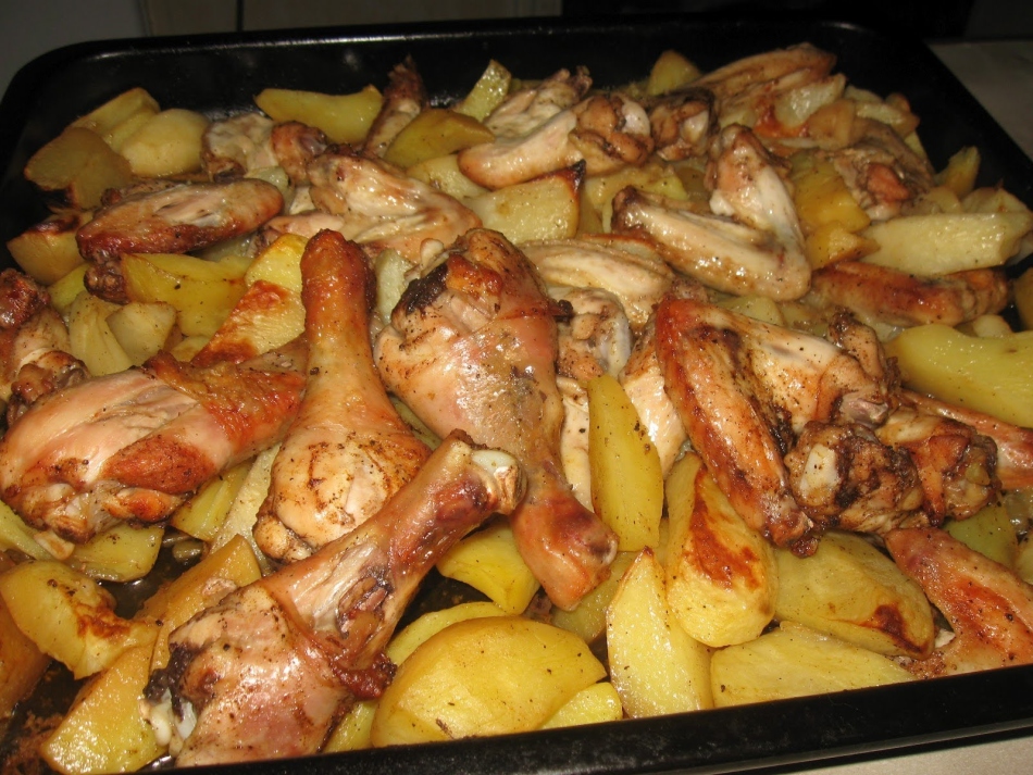 Poulet prêt avec des pommes de terre