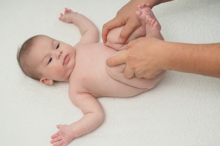 V kakšnem položaju narediti mikroklisterje za dojenčke?