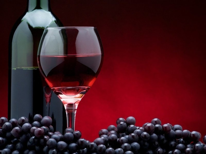 Бокальчик прохладного вина в летнюю жару будет очень кстати, а главное - этот напиток безопасен и даже полезен