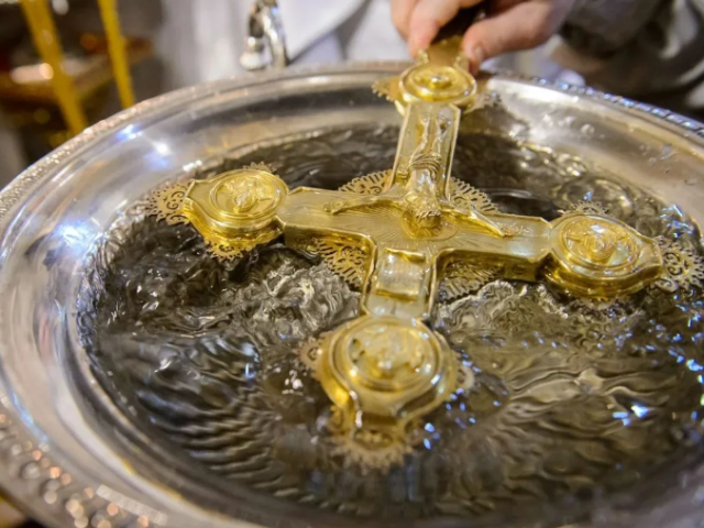 Est-il possible d'ajouter de l'eau bénite au thé, du café, de la nourriture: puis-je cuisiner? Comment l'eau bénite est-elle utilisée?