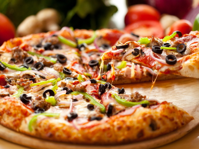 Bagaimana cara membuat isian dan saus pizza yang lezat seperti di restoran pizza? Saus pizza berwarna putih, Italia, krim, tomat