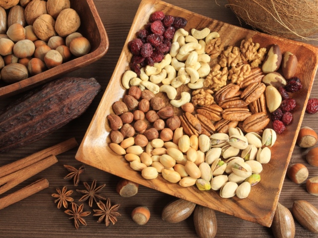Sifat kacang. Sifat menguntungkan dan terapeutik kenari, cedar, Brasil, hutan, hitam dan pala, kacang tanah, almond, mete
