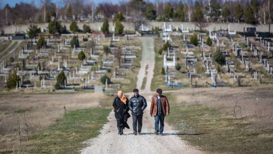 Muslim går till kyrkogårdar med sin mans tillstånd