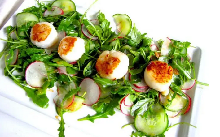 Salade avec pétoncles de mer