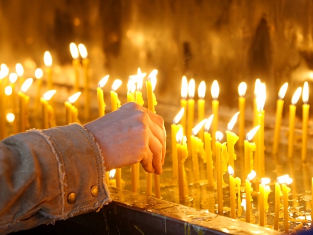 What does a big, common candle in the church mean