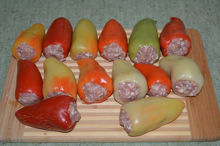 Freezing Bulgarian pepper for the winter with minced meat