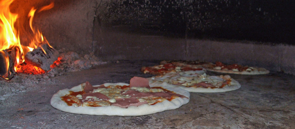 Bagaimana pizza Italia harus dipanggang