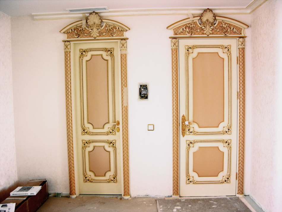 foto restavrirovannih starih dverei iz shpona