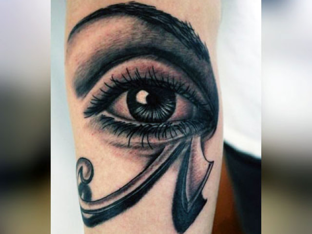 Que signifie le tatouage des yeux pour les filles, les hommes et les femmes? Tatouage des yeux: emplacement, variétés, exemples d'application, croquis, photos. Quels tatouages \u200b\u200bsont combinés avec des tatouages \u200b\u200bpour les yeux?