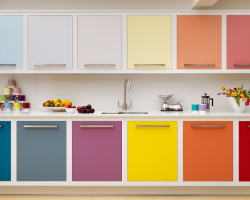 Kako kombinirati barve v notranjosti kuhinje: osnovna pravila, kombinacija s slogom, vplivom in kombinacijo barv, oblikovalski nasveti