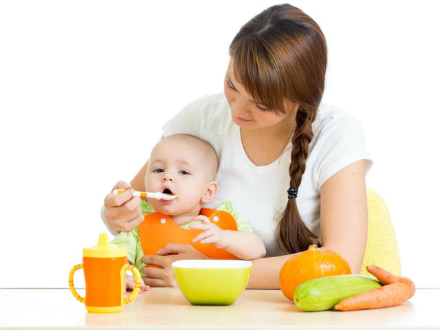 Milyen zöldségek és gyümölcsök lehetnek egy gyermek 6, 7, 8, 9, 10, 11 hónap és egy év, 2 éves korban? Hogyan lehet tanítani egy gyermeket, hogy zöldségek és gyümölcsök vannak, ha nem akarja, megtagadja?