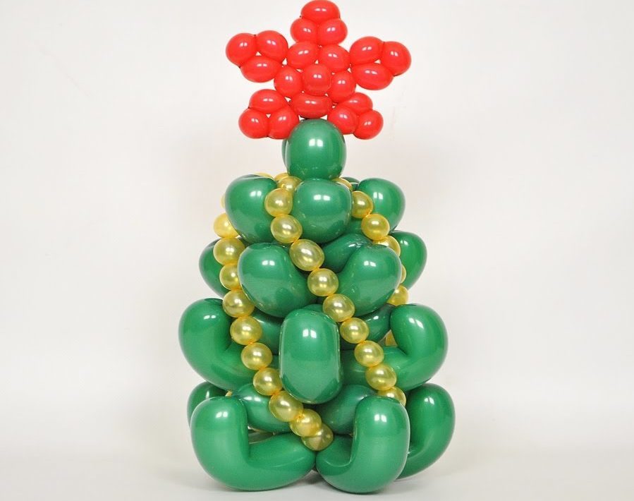 Pohon Natal kecil yang terbuat dari bola panjang