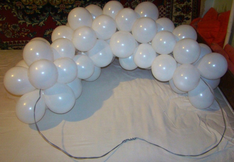 Garland during assembly from ordinary balloons