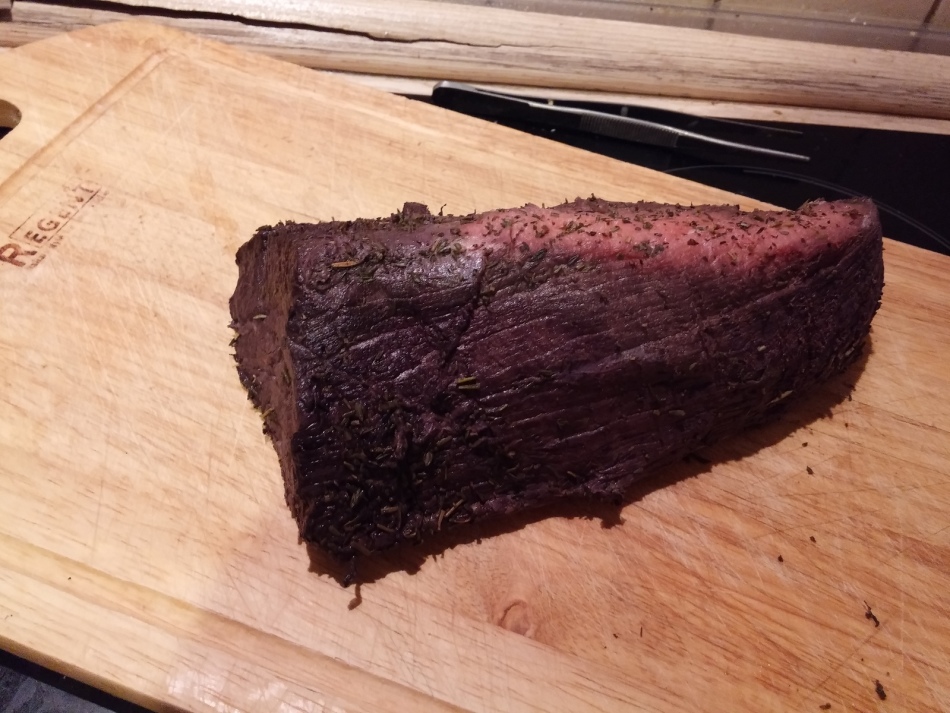 So sieht getrocknetes Fleisch dazu aus, in einer Weinmarinade zu bleiben