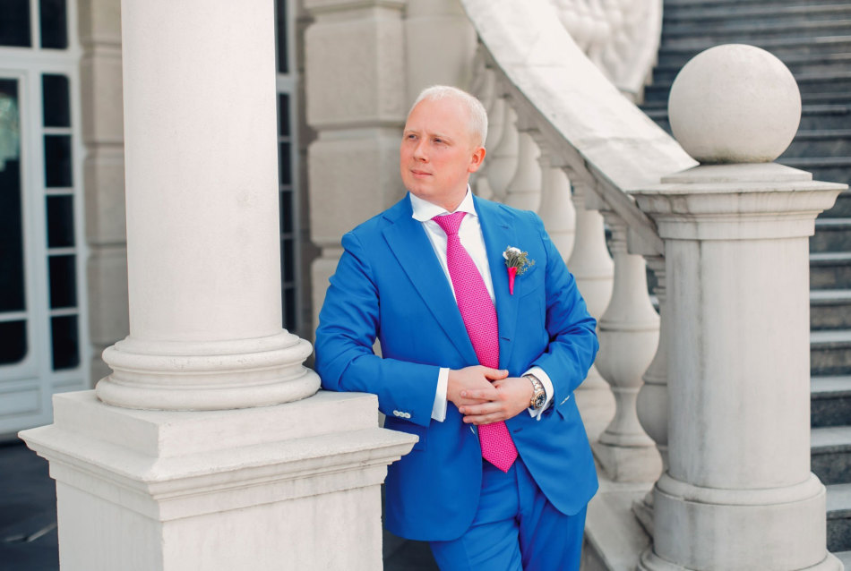Розовый галстук с синим костюмом