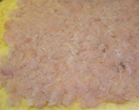 Omlet rulett csirkevágással: ossza el darált húst