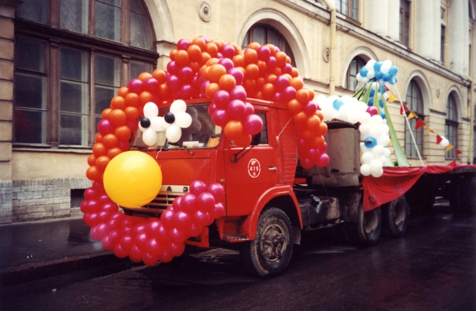 El camión está decorado con guirnaldas de globos