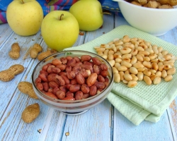 Kacang mana yang lebih berguna daripada digoreng, dikeringkan atau mentah? Apakah kacang kehilangan sifat yang bermanfaat saat menggoreng?