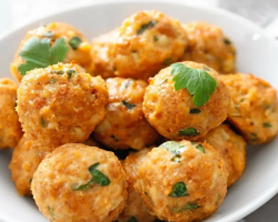 How to deliberately cook chicken balls frozen semi -finished products: recipes with sauce, without sauce, for soup
