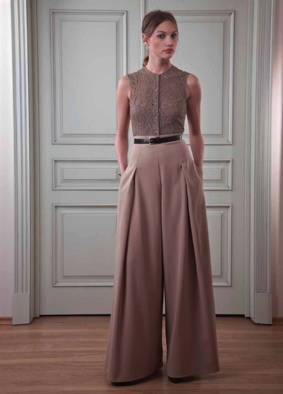 Vestidos beige con pantalones de falda