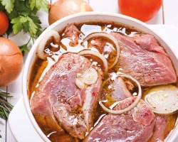 Πώς να αλατίσετε το κρέας για μπάρμπεκιου: Είναι απαραίτητο και όταν είναι καλύτερο, πόσο αλάτι απαιτείται για το KG κρέατος;