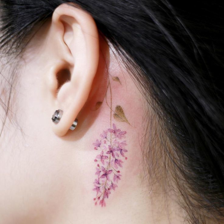 Petit tatouage derrière l'oreille sous la forme de lilas peut bien rappeler le premier amour