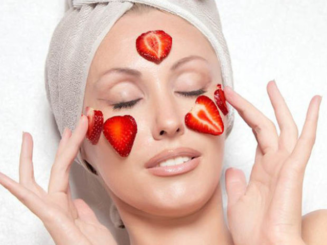 Strawberry untuk wajah dan rambut. Resep terbaik untuk topeng buatan sendiri dari kerutan untuk kulit berminyak dan kering dengan stroberi