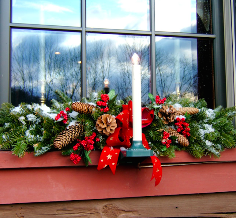 Ide untuk mendekorasi jendela menggunakan stensil untuk Tahun Baru, Contoh 4