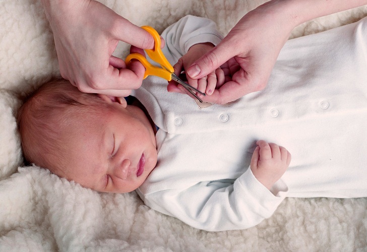Не стоит обрезать ногти малышу во время сна