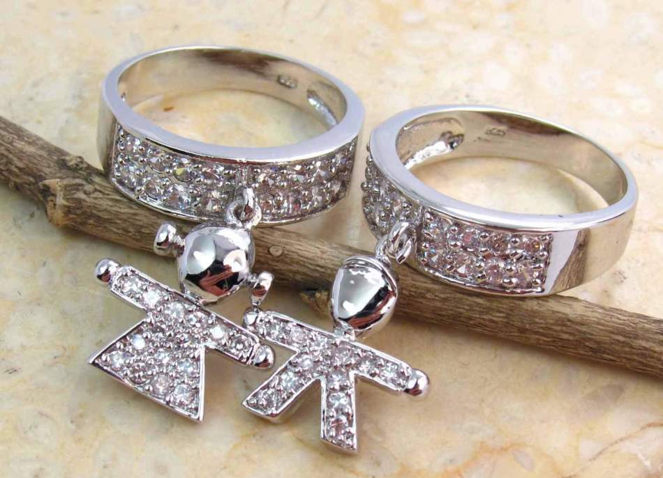 Lustige Ringe für Liebhaber mit Steinen und Figuren eines Jungen und Mädchens