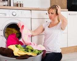 Mrlje nakon pranja su bijele, žute, sive, debele: zašto se pojavljuju, kako ukloniti? Kako ukloniti bijele mrlje nakon pranja iz crnih stvari? Zašto stroj prljava posteljina?