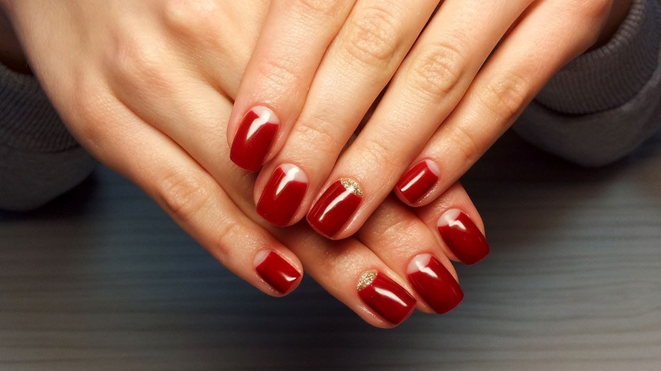 Manucure rouge sur les ongles prolongés