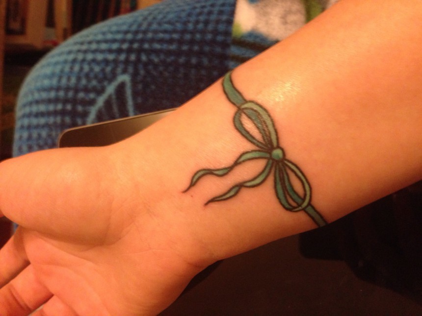 Tetoválás a csuklón karkötő-sáv formájában