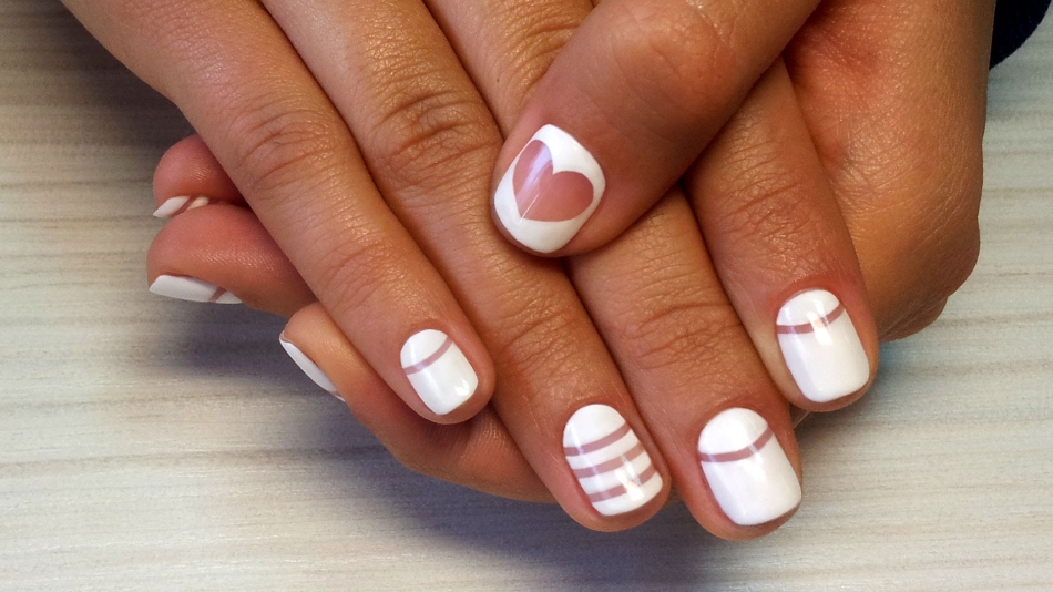 Manicure lunare per la sposa con strisce e cuore trasparenti