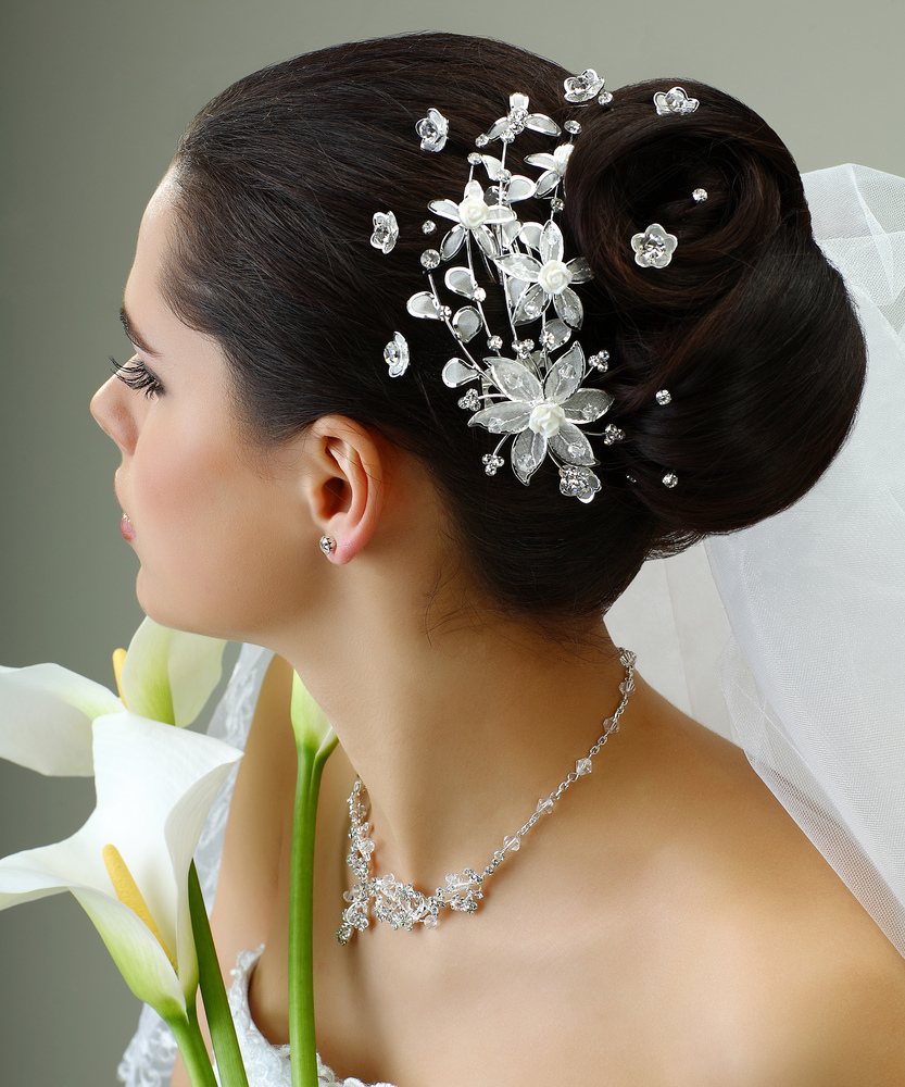 Bagaimana cara membuat cangkang gaya rambut di rambut sedang untuk pengantin?