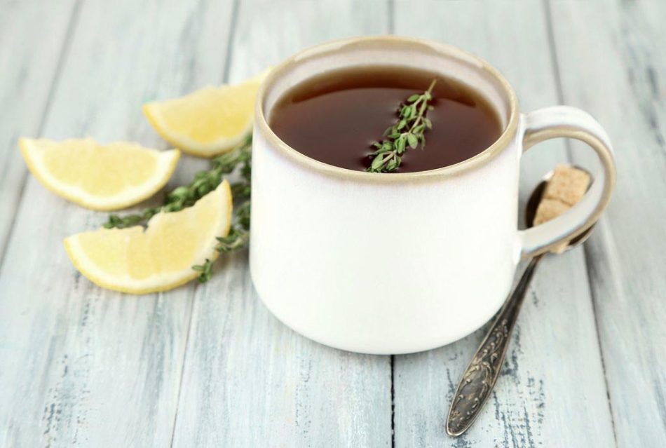 Прохладительный чай с лимоном и тимьяном станет находкой в жаркую пору