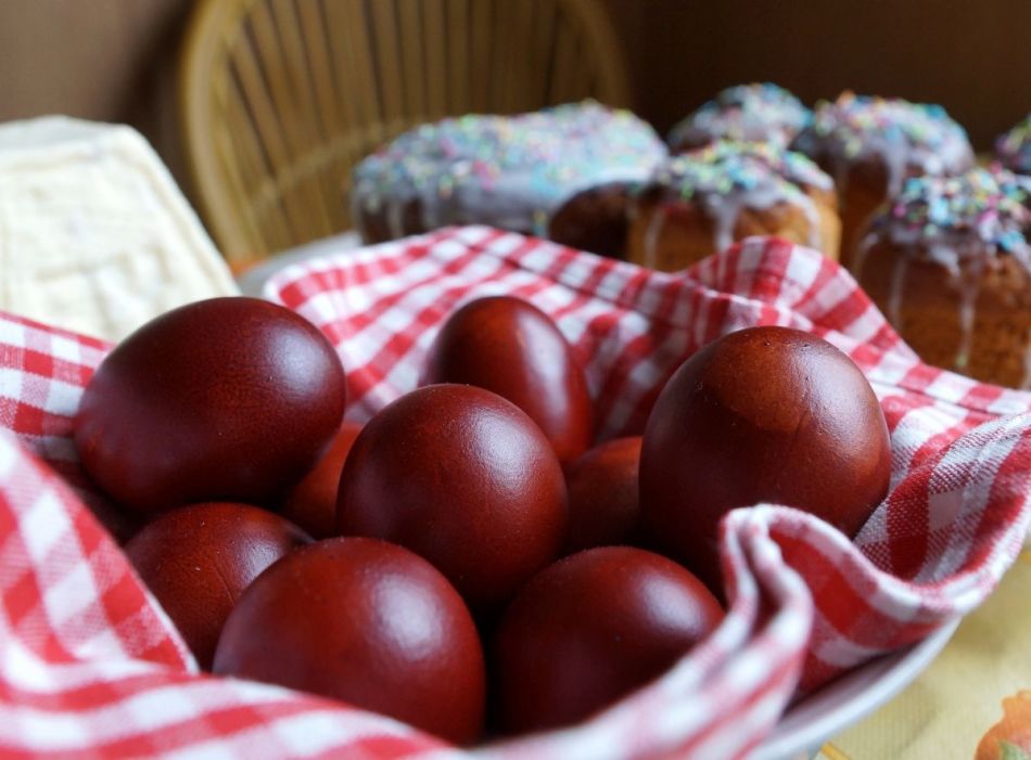 Яйца, покрашеные луковой шелухой
